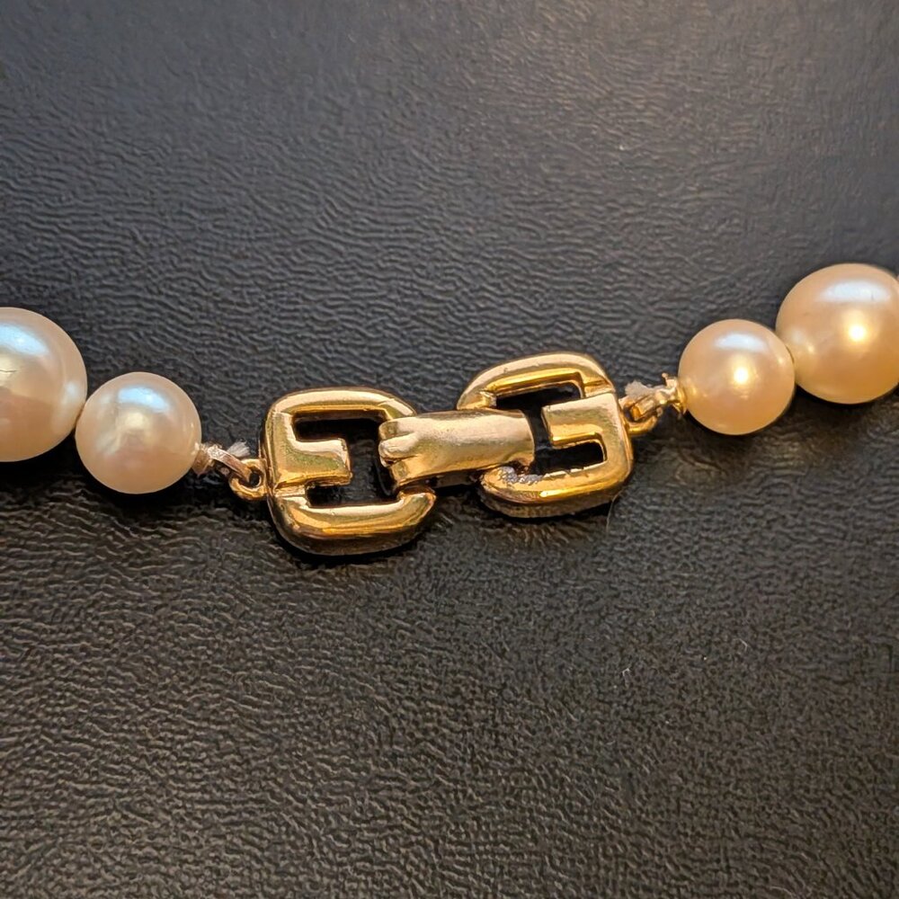 Givenchy Vintage Faux Pearl Bow Necklace - Picture 4 of 6